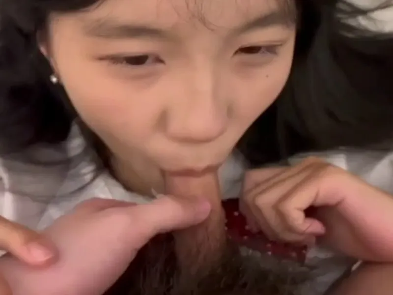 Em loli dễ thương liếm của quý biến em thành con em đĩ nứng p2